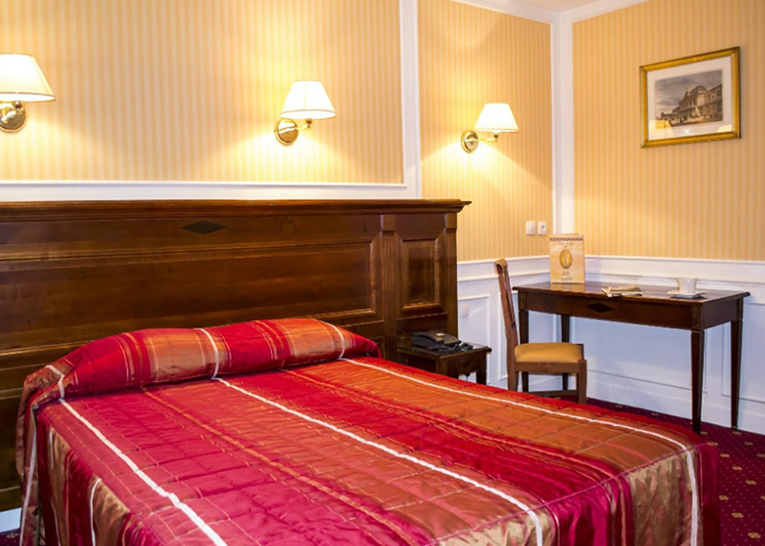 トゥーリン マホガニー色の家具とザクロ色のベットリネンが特徴の可愛らしい客室