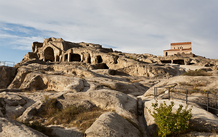 紀元前6世紀ごろ人々が暮らした ウプリスツィ洞窟住居跡